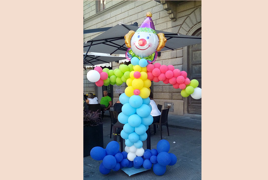scultura di palloncini clown per decorare area animazione bambini