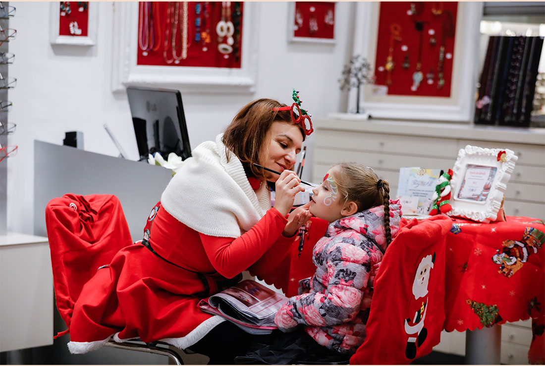 trucco per bambini durante evento in store natalizio